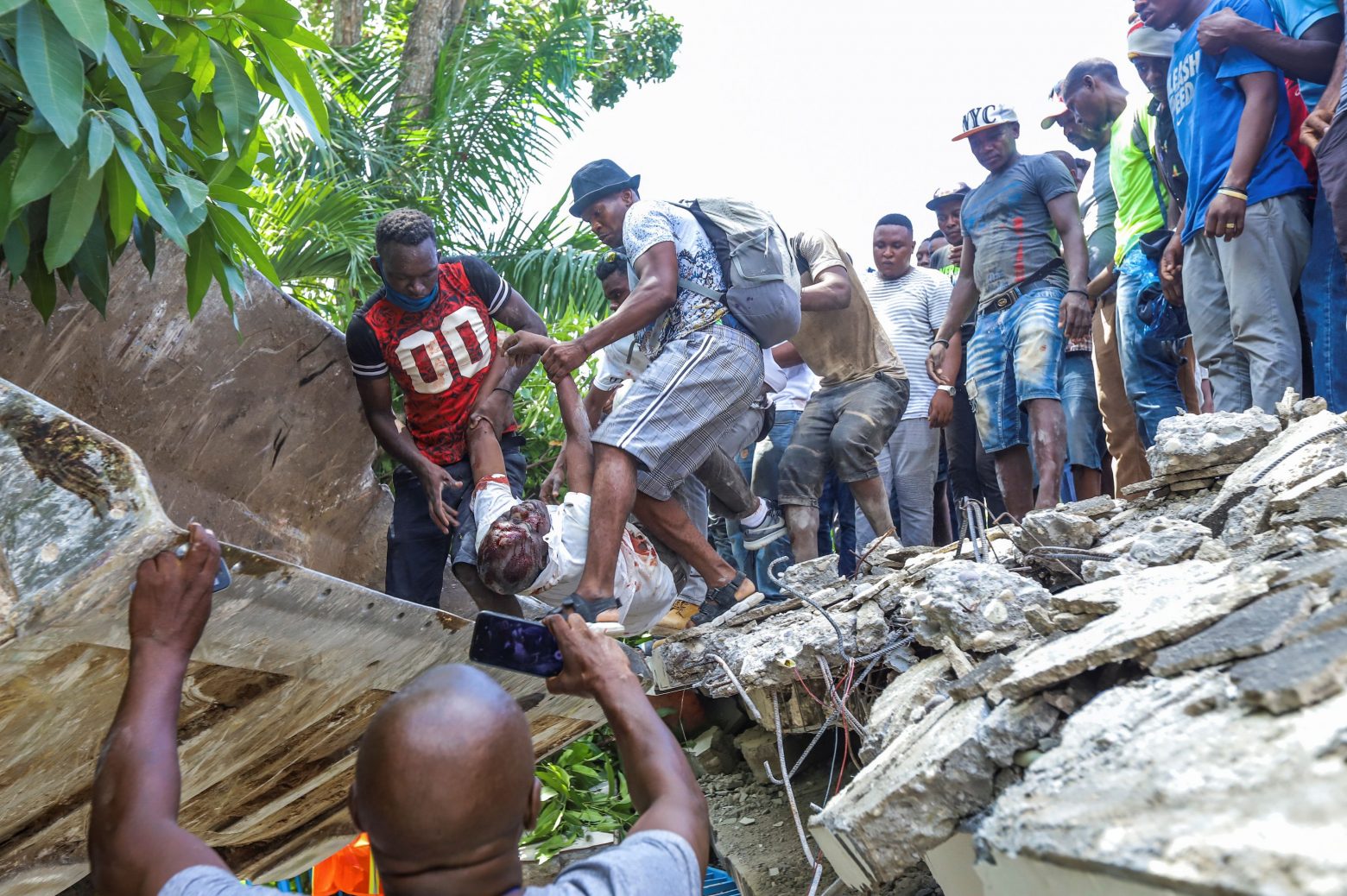 Συγκλονίζουν οι εικόνες από τον φονικό σεισμό στην Αϊτή