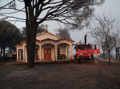 Φωτιά στην Ηλεία – Εκκενώνονται κι άλλοι οικισμοί, μήνυμα από το 112