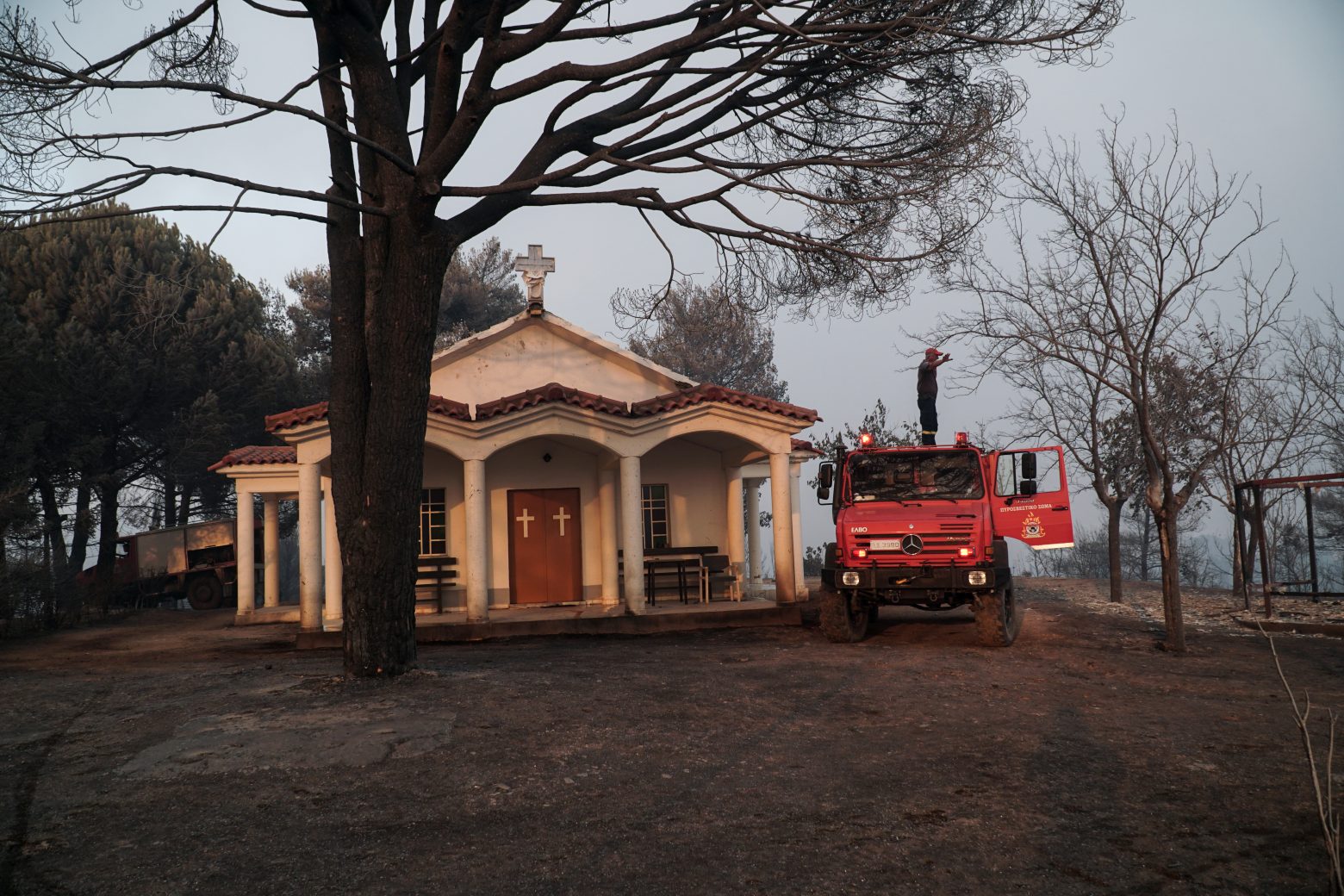 Φωτιά στην Ηλεία – Εκκενώνονται κι άλλοι οικισμοί, μήνυμα από το 112