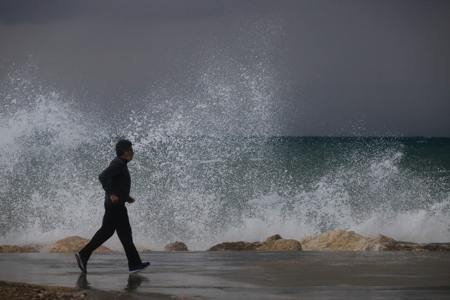 Καιρός – Επικίνδυνη ενίσχυση ανέμων – Πότε και πού θα βρέξει