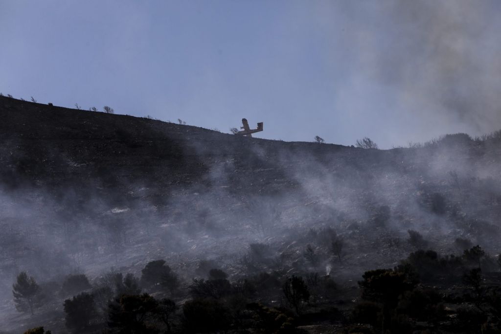 Φωτιά στην Κερατέα – Βρέθηκαν υπολείμματα φωτοβολίδας στο Δασκαλειό – Αποκαλυπτικό βίντεο