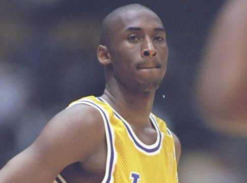 Σε δημοπρασία τα παπούτσια του Κόμπι από το ντεμπούτο του στο ΝΒΑ