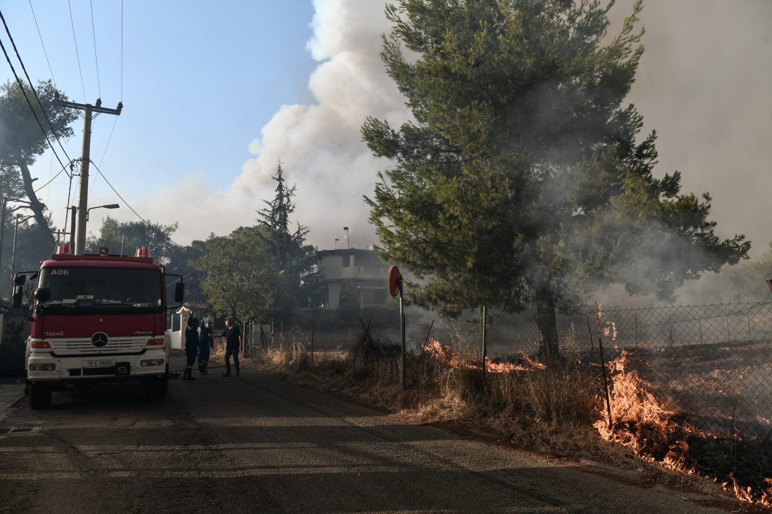 Δραματικές στιγμές – Νέα μεγάλη αναζωπύρωση στο Κρυονέρι