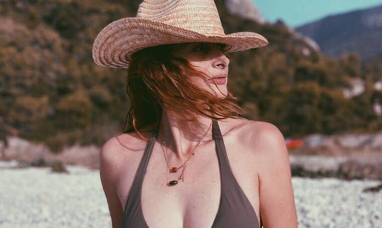 Μαρία Κωνσταντάκη – Φορώντας μόνο το καπέλο της (pic)