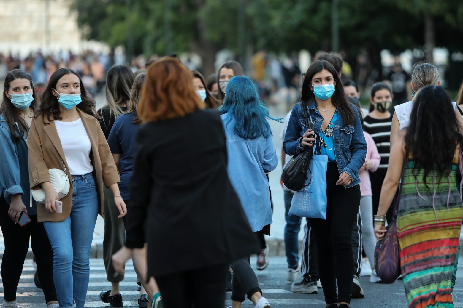 Χωρίς μάσκα σε εξωτερικό χώρο μπορεί να κολλήσουμε κορωνοϊό σε 10 δευτερόλεπτα