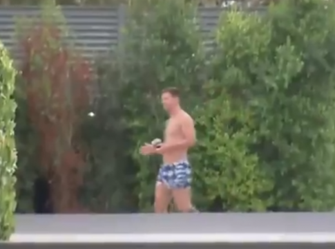 Απίστευτο – Χαμός στο Παρίσι για τον Μέσι, ενώ εκείνος βολτάρει με μαγιό στη βίλα του (pics & vids)