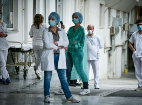 Η «απειλή» των αναστολών στους υγειονομικούς «δεν έπιασε», λέει η ΠΟΕΔΗΝ – Αμετάπειστοι οι ανεμβολίαστοι
