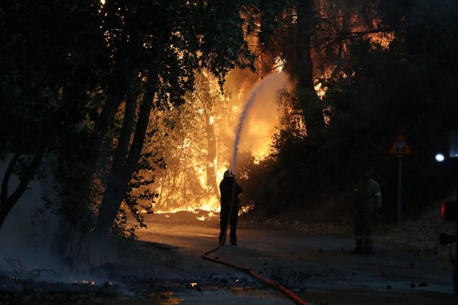 Χαρδαλιάς – 40 ενεργά μέτωπα σε όλη την Ελλάδα – Επικίνδυνη φωτιά σε τρία μέτωπα στη Βαρυμπόμπη