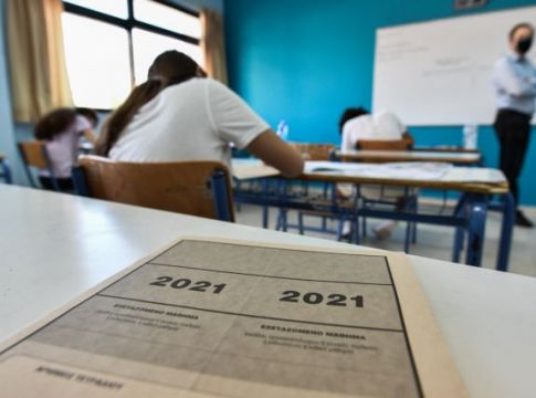 Η επόμενη μέρα των πανελλαδικών μετά τις χιλιάδες κενές θέσεις – Τι θα γίνει με την Ελάχιστη Βάση Εισαγωγής