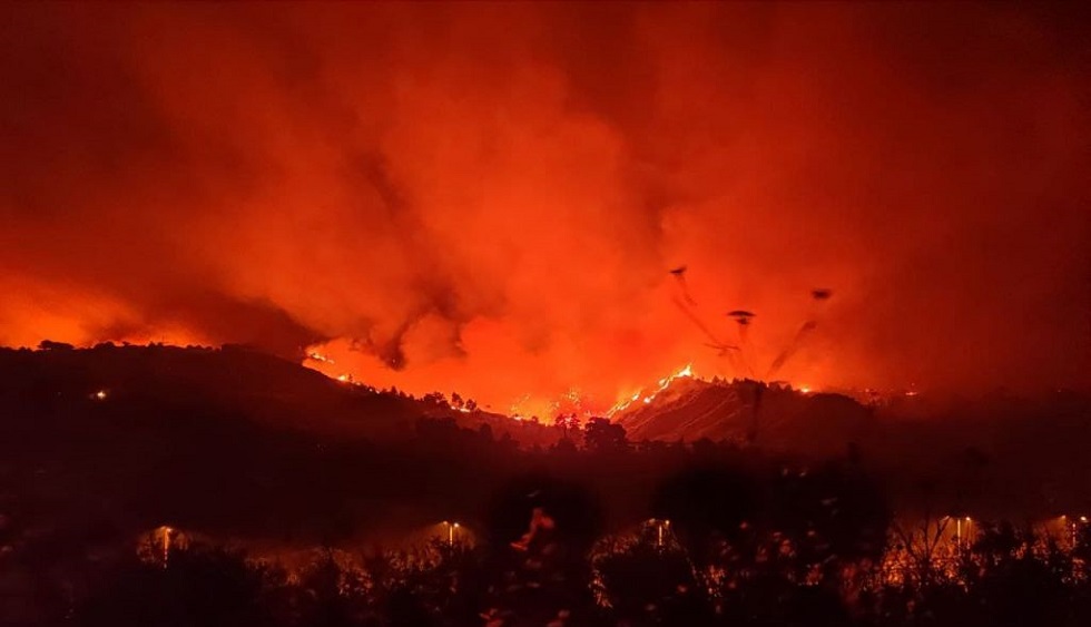 Δραματικές στιγμές – Εκκενώνονται Καπανδρίτι, Πολυδένδρι – «Κόκκινος συναγερμός» για τον Άγιο Στέφανο