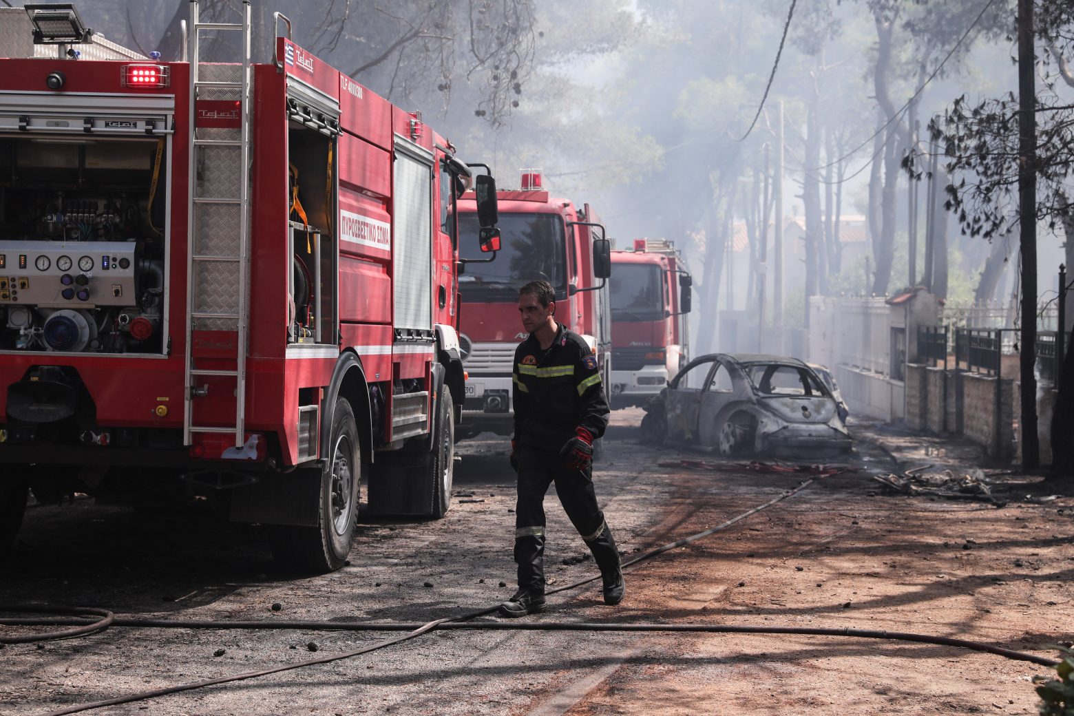 Στα όριά του το σύστημα υψηλής τάσης – Κίνδυνος μπλακ άουτ από την πυρκαγιά της Βαρυμπόμπης