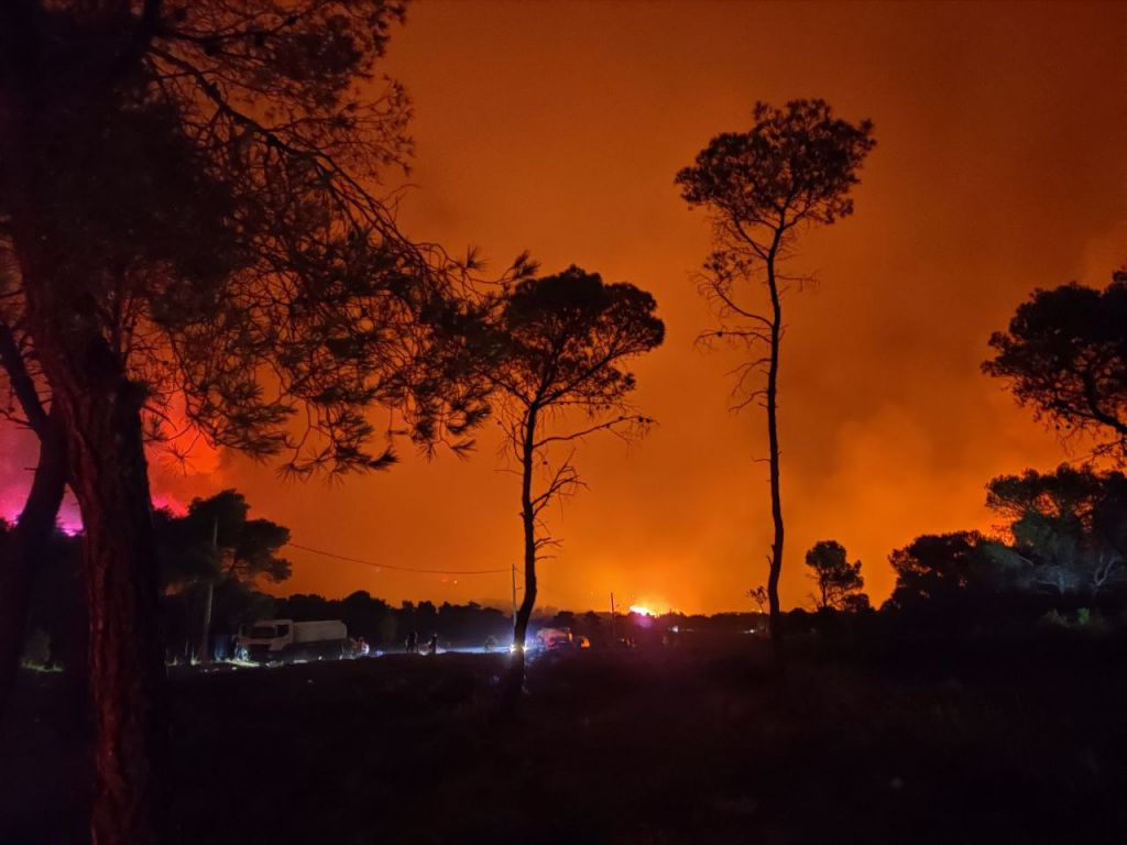 Πύρινη κόλαση: Αλλη μία νύχτα Αποκάλυψης – Αλλάζει ο καιρός, τρομάζουν οι προβλέψεις