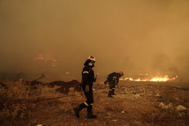 Συγκλονιστικό βίντεο – Πυροσβεστικό όχημα περνά μέσα από τις φλόγες στα Βίλια