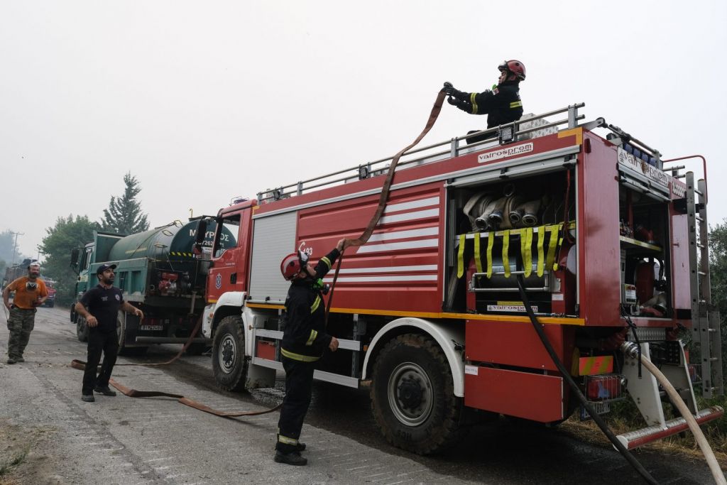 Φωτιά στο Μαρκόπουλο – Σηκώθηκαν και εναέρια μέσα