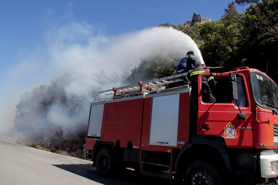 Εύβοια – Φωτιά στο Θύμι Καρύστου – Πνέουν ισχυροί άνεμοι