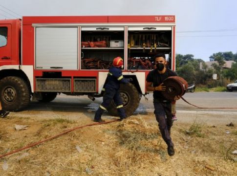Υπό έλεγχο τέθηκε η φωτιά στο Σούνιο – Εμπρησμό καταγγέλλει ο δήμαρχος