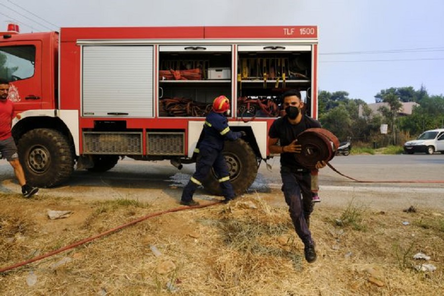 Υπό έλεγχο τέθηκε η φωτιά στο Σούνιο – Εμπρησμό καταγγέλλει ο δήμαρχος