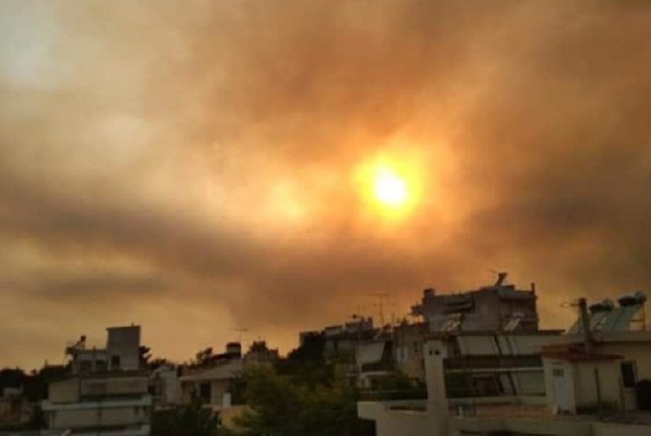 Φωτιά στη Βαρυμπόμπη – «Πνίγεται» στους καπνούς η Αττική – Δείτε φωτογραφίες