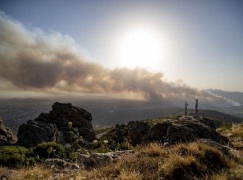 Φωτιά στη Βαρυμπόμπη – Σηκώθηκαν τα εναέρια μέσα – Εικόνες ολέθρου