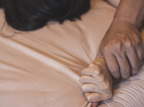 ΣΟΚ στην Κρήτη – Δύο μοντέλα καταγγέλλουν βιασμό! Τις πήγαν ξενοδοχείο και…