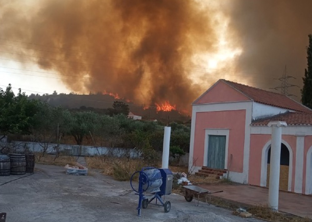 Ανεξέλεγκτη η φωτιά στη Ρόδο - Μήνυμα του «112» και εκκένωση οικισμών,  χωρίς ρεύμα το νησί - to10.gr