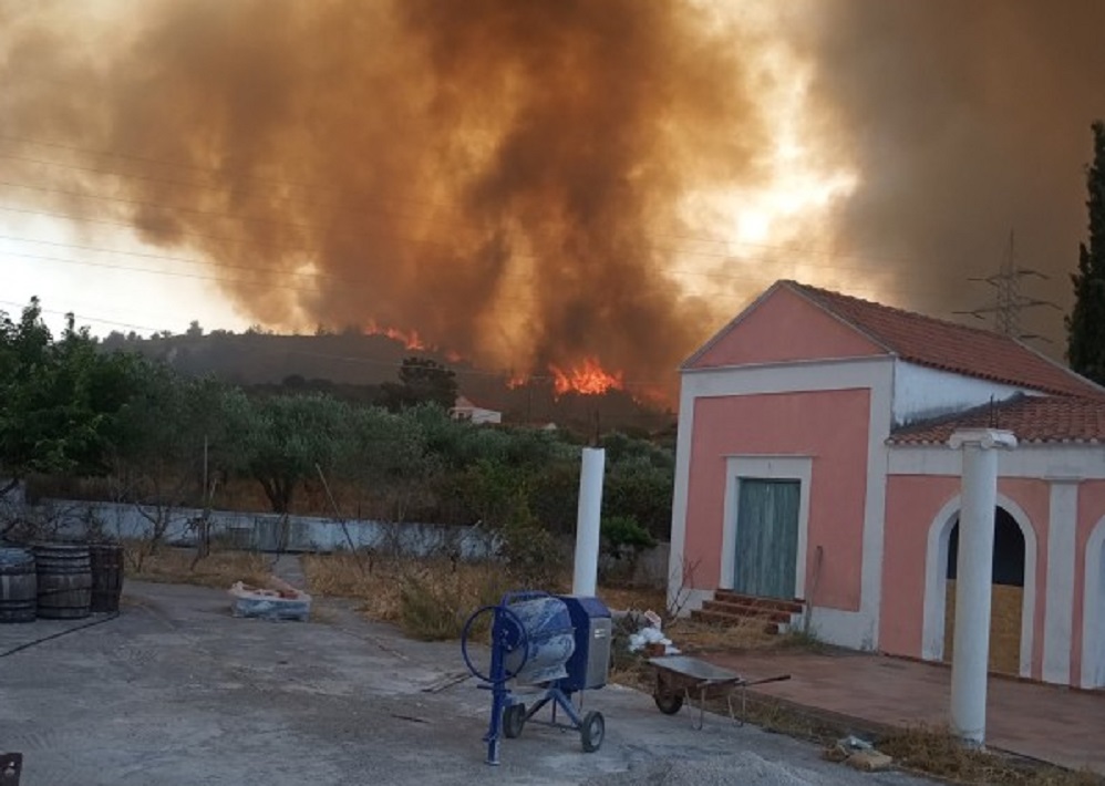 Ανεξέλεγκτη η φωτιά στη Ρόδο – Μήνυμα του «112» και εκκένωση οικισμών, χωρίς ρεύμα το νησί