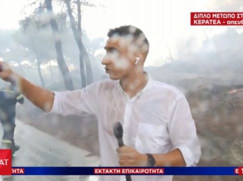 Τα… δύσκολα του ρεπορτάζ – Δημοσιογράφος του ΣΚΑΪ δέχθηκε ρίψη από καναντέρ στον αέρα