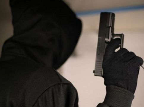 Νέα Μάκρη – Εφιαλτικές στιγμές έζησε ζευγάρι μετά την εισβολή ληστών στο σπίτι τους