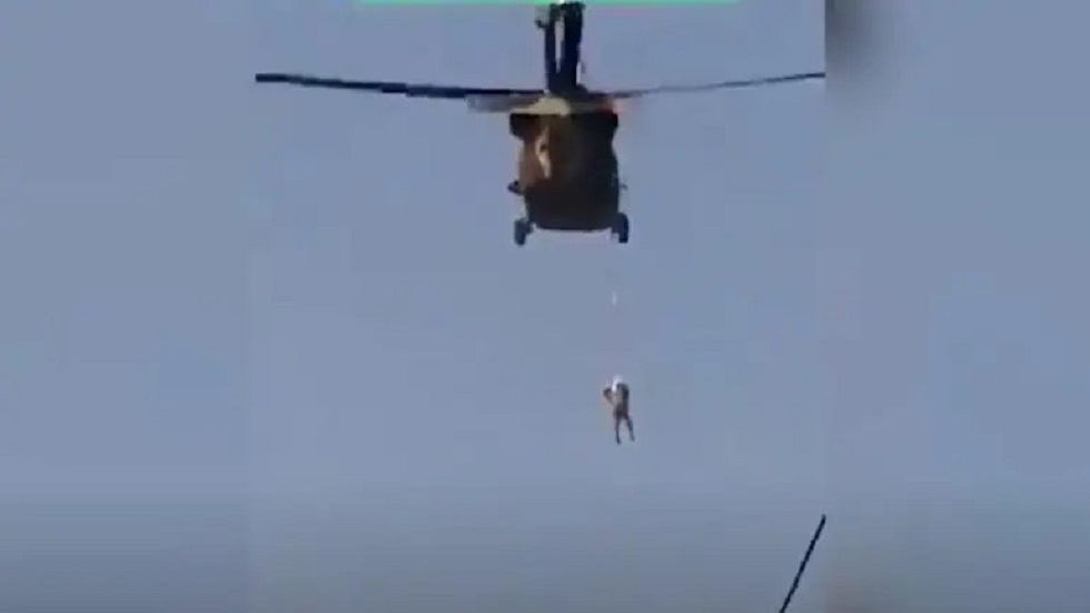 Σοκαριστικό βίντεο δείχνει άνδρα να κρέμεται από Black Hawk που πετούν Ταλιμπάν