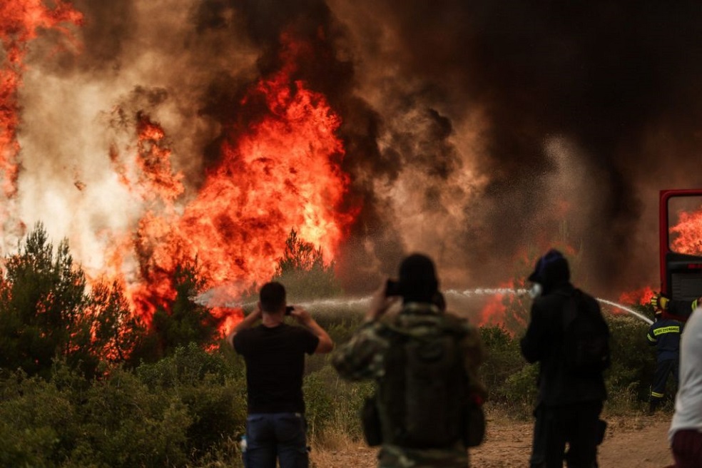 Φωτιά στη Βαρυμπόμπη – Η πυρκαγιά κοντά στα πρώην βασιλικά ανάκτορα Τατοΐου – «Πρόκειται για εμπρησμό»