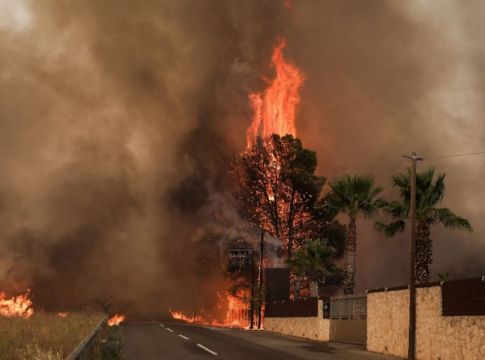 Φωτιά στην Βαρυμπόμπη – Σε κίνδυνο η ηλεκτροδότηση της Ανατολικής Αττικής – Έκτακτη σύσκεψη στις 18.30
