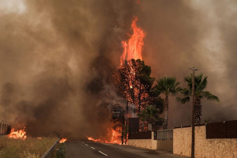 Φωτιά στην Βαρυμπόμπη – Σε κίνδυνο η ηλεκτροδότηση της Ανατολικής Αττικής – Έκτακτη σύσκεψη στις 18.30