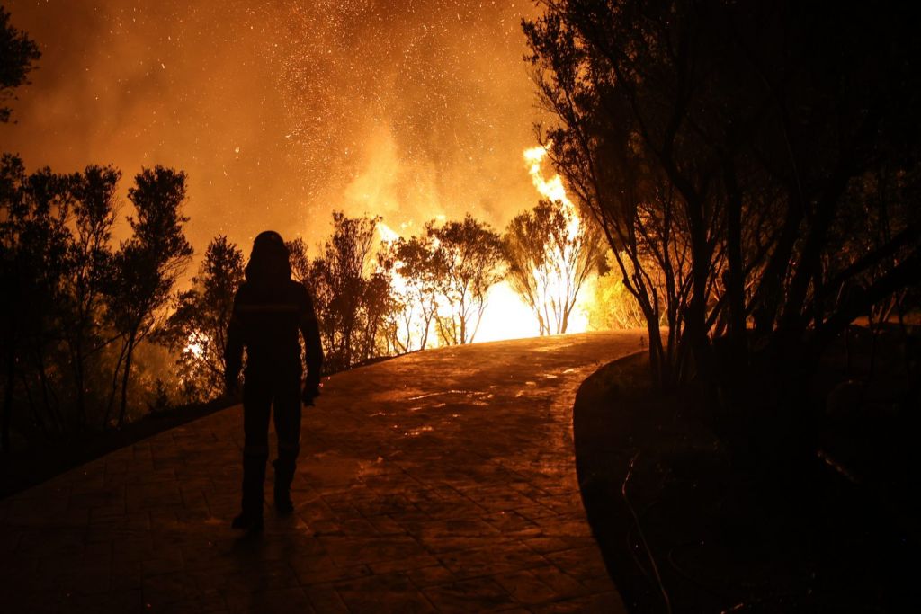 Συγκλονιστικές δορυφορικές εικόνες των πυρκαγιών σε Εύβοια και Ηλεία