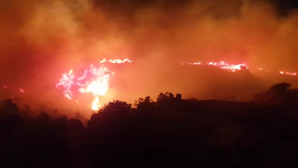 Φωτιά στον Ασπρόπυργο – Οριοθετήθηκε το πύρινο μέτωπο – Ποιοι δρόμοι είναι κλειστοί (vids)