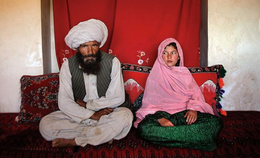 Γροθιά στο στομάχι η φωτογραφία από το Αφγανιστάν – 11χρονο κορίτσι «ποζάρει» με τον 40άρη μέλλοντα σύζυγό της