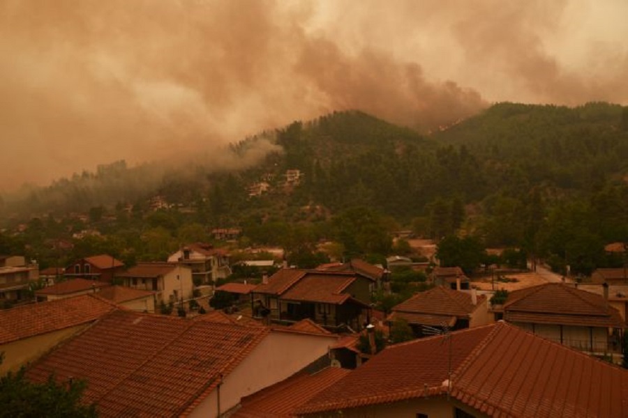 Φωτιά στην Εύβοια – Συνεχίζεται η μάχη με τις φλόγες – Οι κάτοικοι «κράτησαν» το Πευκί – Κάηκαν σπιτια