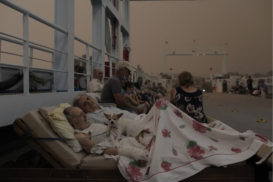 Ρίγη συγκίνησης για τους ηλικιωμένους πυρόπληκτους που έχουν ξαπλώσει στο ferry boat