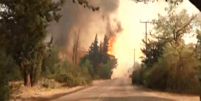 Ανεξέλεγκτη η πυρκαγιά στην Βαρυμπόμπη – «Καίγονται σπίτια – Να φύγουν όλοι»