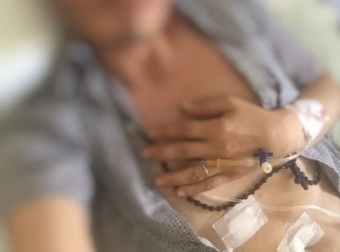 Σοκ – Έλληνας τραγουδιστής μέσα απο το νοσοκομείο – Ο κίνδυνος του θανάτου και η «ανάσταση» (pic)