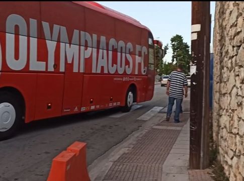 Λαμία – Ολυμπιακός – Η άφιξη των Ερυθρόλευκων (vid)