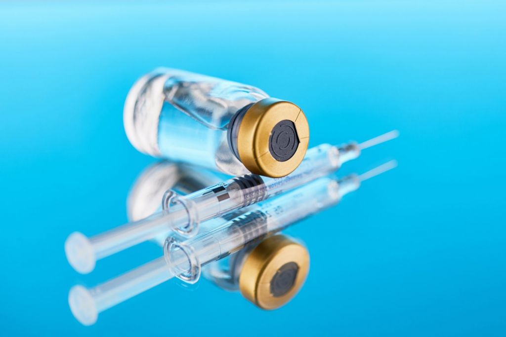 «Πανδημία» πλαστών πιστοποιητικών εμβολιασμού – Έρευνες σε Κοζάνη, Καβάλα, Δράμα, Σαντορίνη και Καρδίτσα