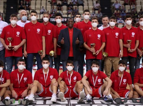 Ολυμπιακός – Ο Ρίβερς βράβευσε την εφηβική ομάδα για το πρωτάθλημα (pics)