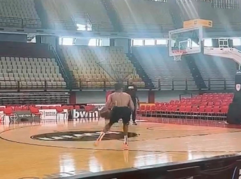 Ο Αντετοκούνμπο προπονείται στο ΣΕΦ και δεν χάνει σουτ (vid)