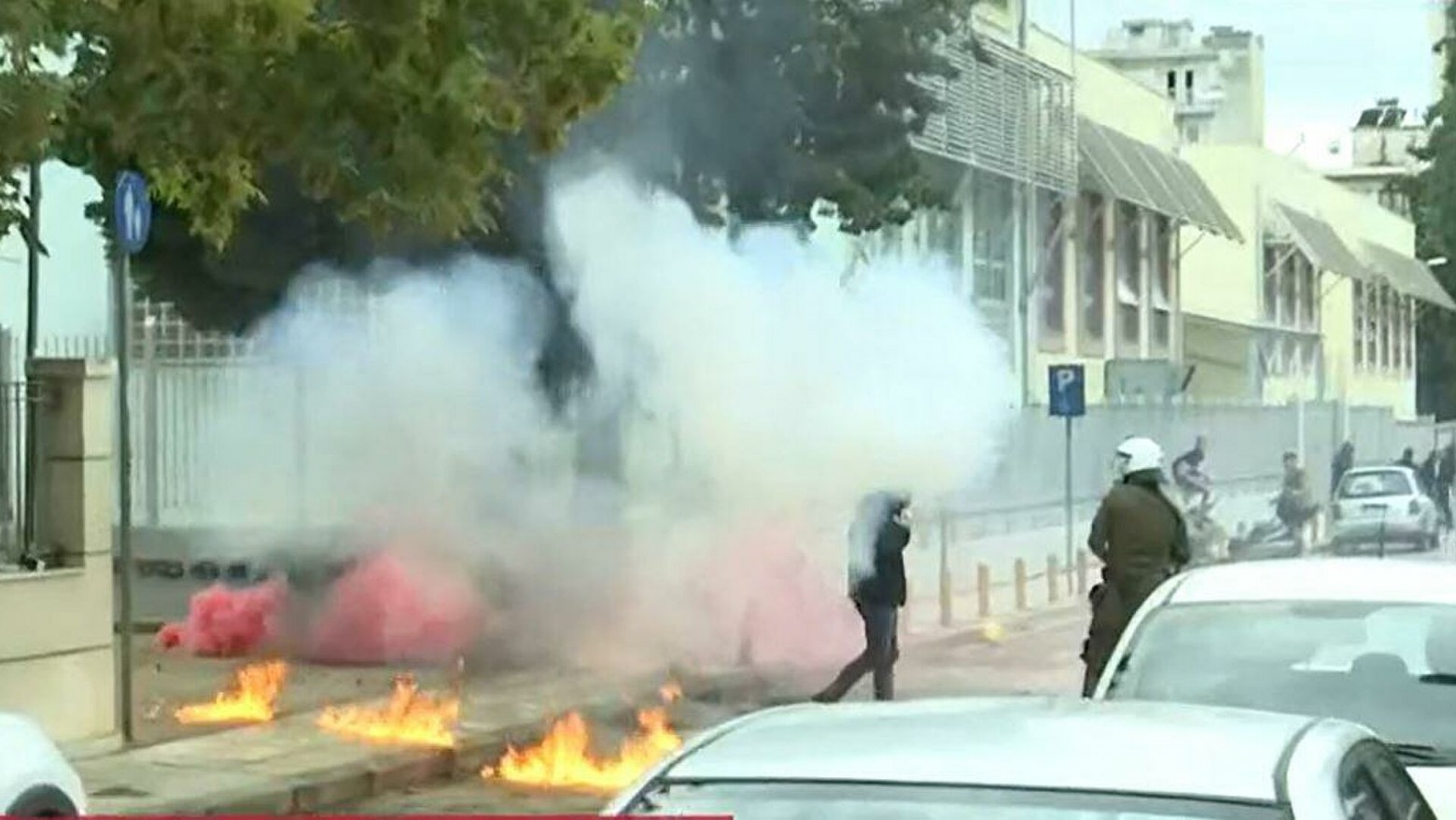 Όσα έγιναν στην Σταυρούπολη – Επίθεση φασιστών με μολότοφ, ναζιστικοί χαιρετισμοί και εγκλωβισμένοι μαθητές