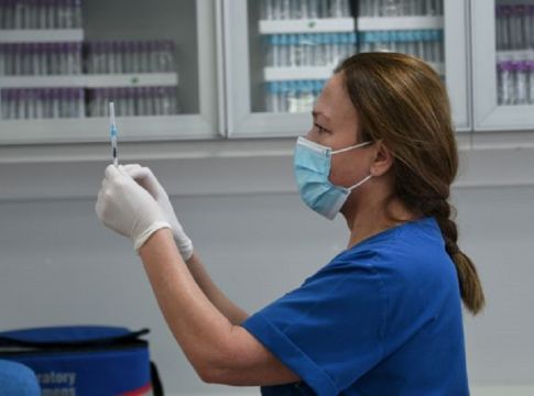 Περιστατικό με μαϊμού εμβολιασμό σε… γιατρό – Συνελήφθη 75χρονη πλαστικός χειρουργός