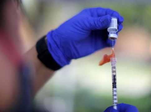 Ηχητικό ντοκουμέντο – Αντιεμβολιαστής προσπαθεί να πείσει πολίτη να δώσει χρήματα για να μην τον πιάνουν τα μέτρα (vid)