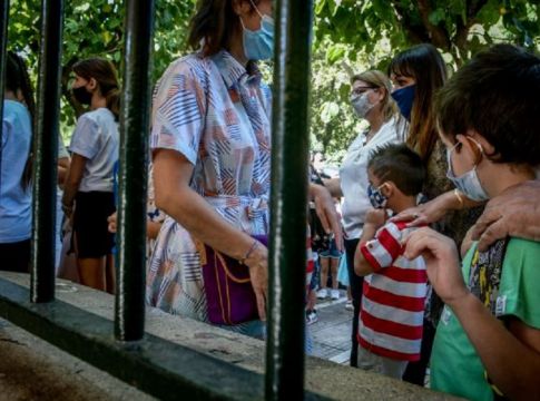 Οδηγός για μαθητές και εκπαιδευτικούς για επιστροφή στα σχολεία – Τι προβλέπεται αν εντοπιστεί κρούσμα