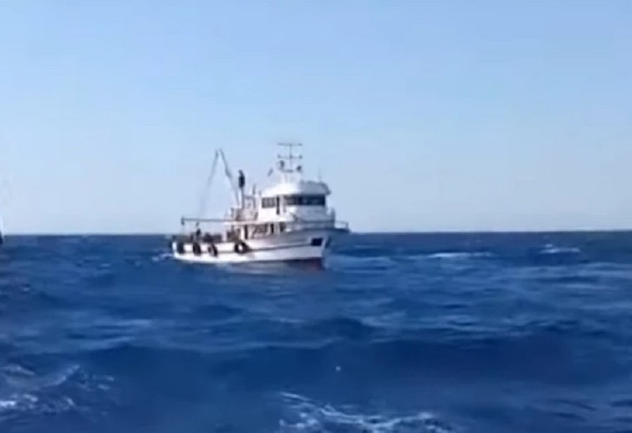 Βίντεο-ντοκουμέντο – Σε απόσταση αναπνοής από τη Λέσβο τούρκοι ψαράδες – Εισβάλλουν στα ελληνικά χωρικά ύδατα
