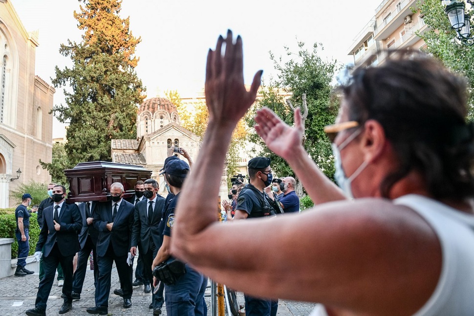 Μίκης Θεοδωράκης – Κοσμοσυρροή και συγκίνηση πριν το τελευταίο «αντίο» στον Μίκη – Στις 10:00 το λαϊκό προσκύνημα (pics+vids)