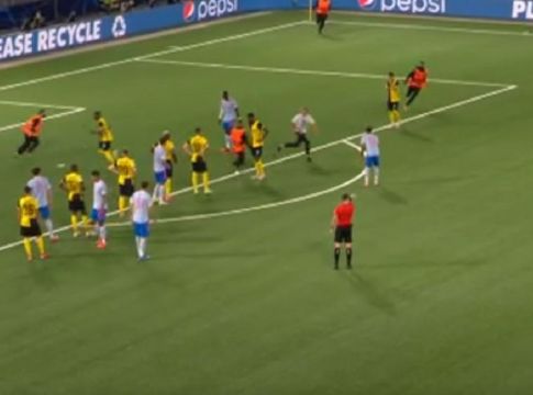 Γιουνγκ Μπόις – Μάντσεστερ Γιουνάιτεντ – Εισβολή οπαδού στον αγωνιστικό χώρο (vid)